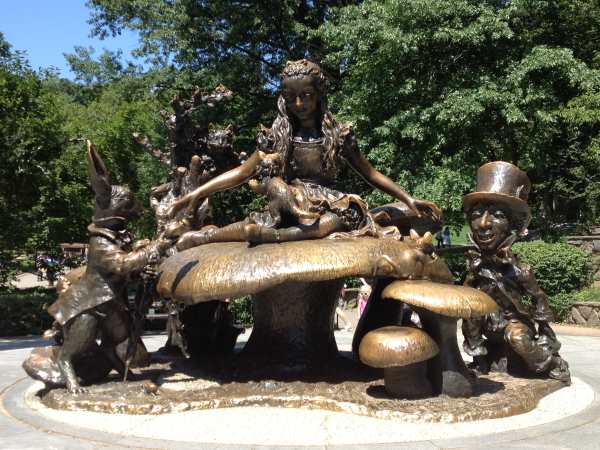 Alice-in-Wonderland-Statue1